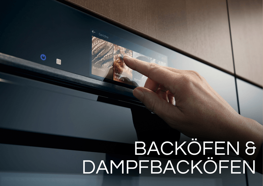 Nahaufnahme des bündig eingebauten Siemens studioLine Backofens in Schwarz. Eine Hand bedient das hochauflösende TFT-Full-Touchdisplay, auf dem verschiedene Gerichte und Backsensor-Optionen zur Auswahl stehen.